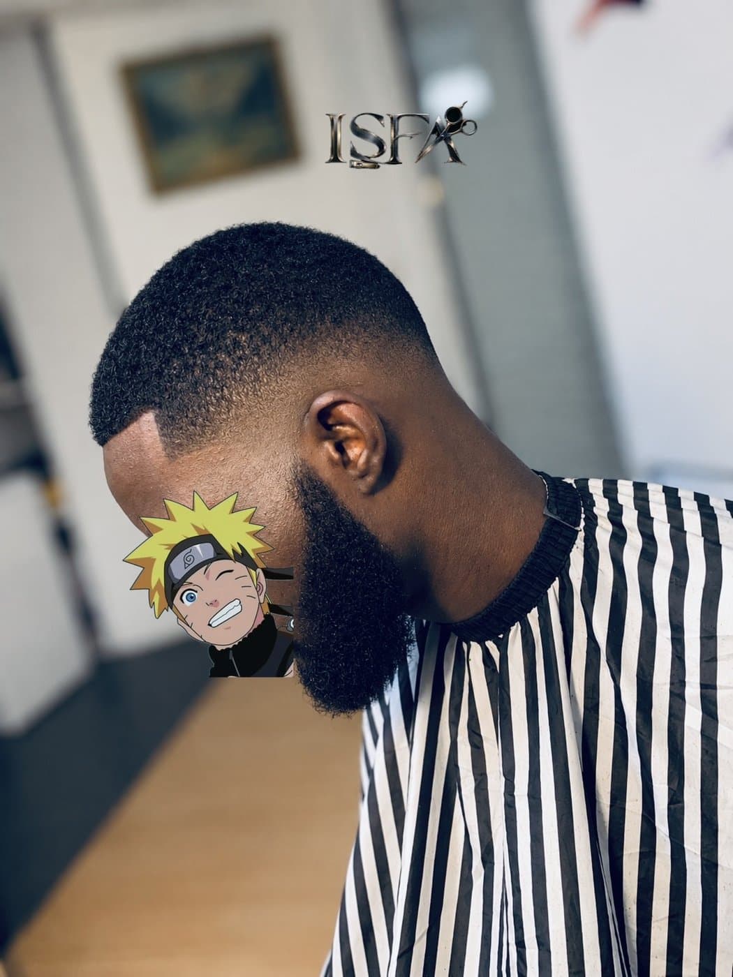 Barbe fournie taillée avec contours nets et dégradé