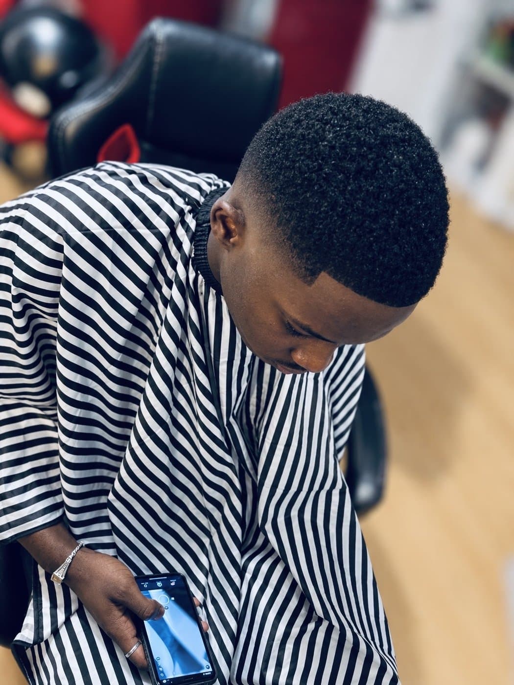 Dégradé bas sur cheveux bouclés