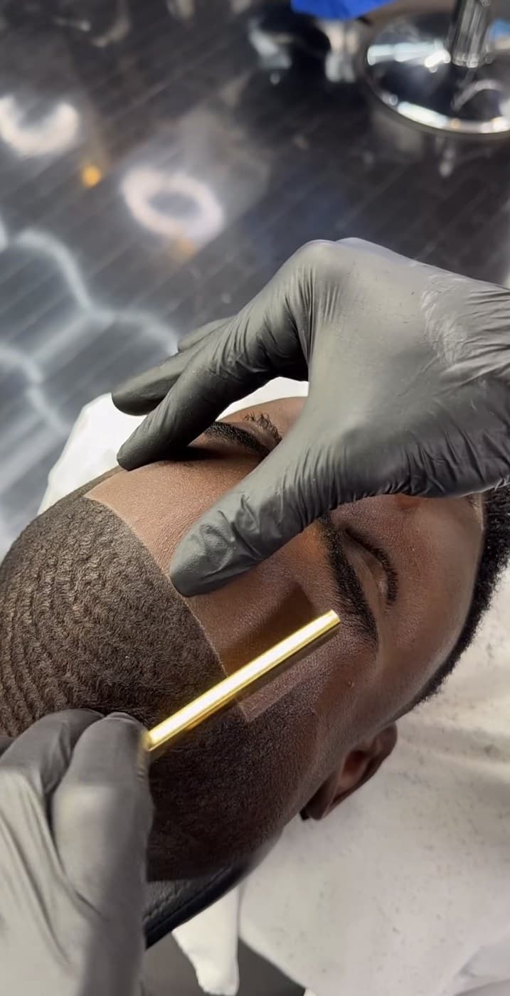 Contour du front et de la barbe tracé au rasoir
